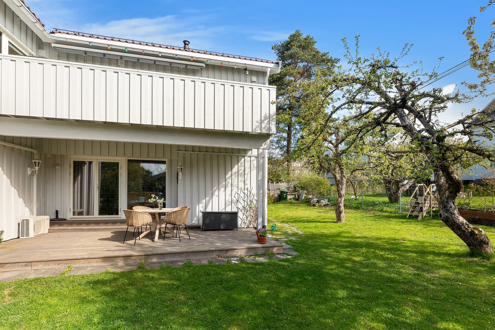 Terrasse på ca. 26 kvm med adkomst fra allrom og hage. Galleribilde