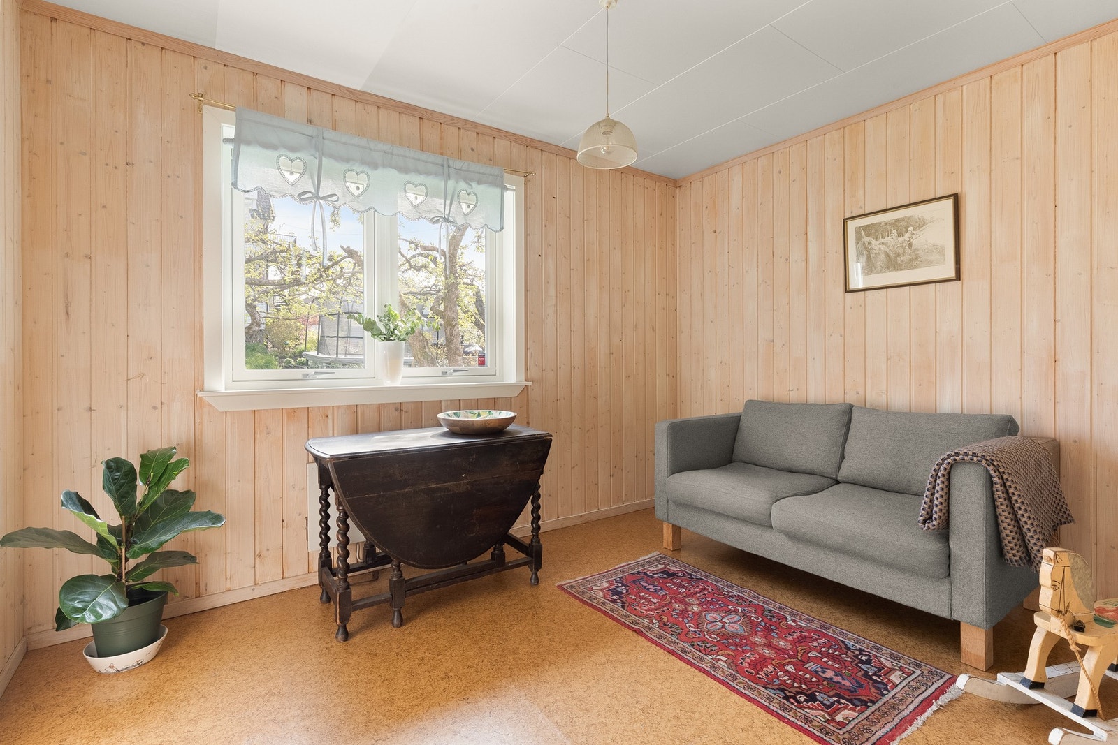 Rommene gir familien fleksible bruksmuligheter og plass til både hjemmekontor og gjester. Galleribilde
