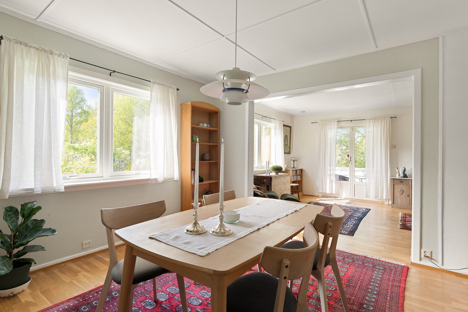 Store vindusflater fra 2023 slipper inn rikelig med dagslys. Galleribilde