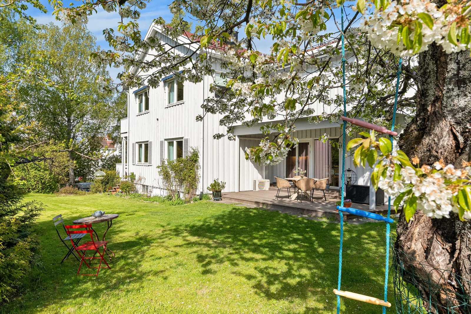 Uteområdene er svært familievennlige og har gode solforhold. Det er bla. staudebed, rosevegg, blåbær, epletrær, plommetrær og stikkelsbær på tomten. Galleribilde