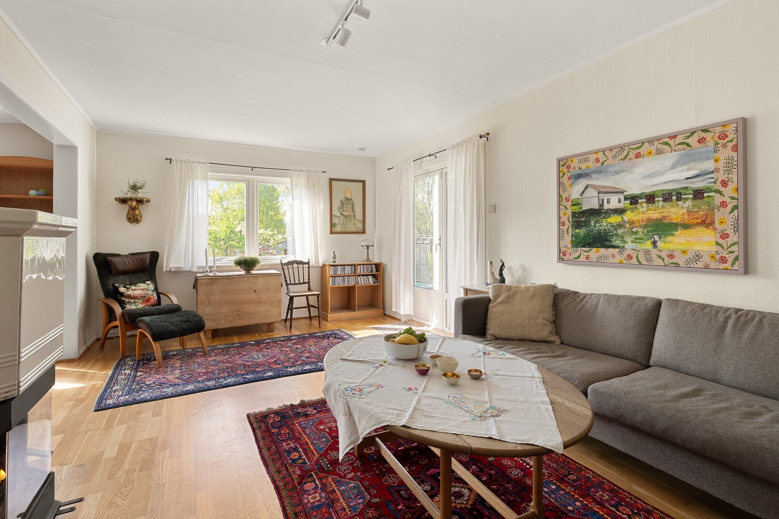 En innholdsrik og hyggelig horisontaltdelt tomannsbolig beliggende i 1. etasje, perfekt tilpasset barnefamilien som ønsker god plass både inne og ute. Galleribilde