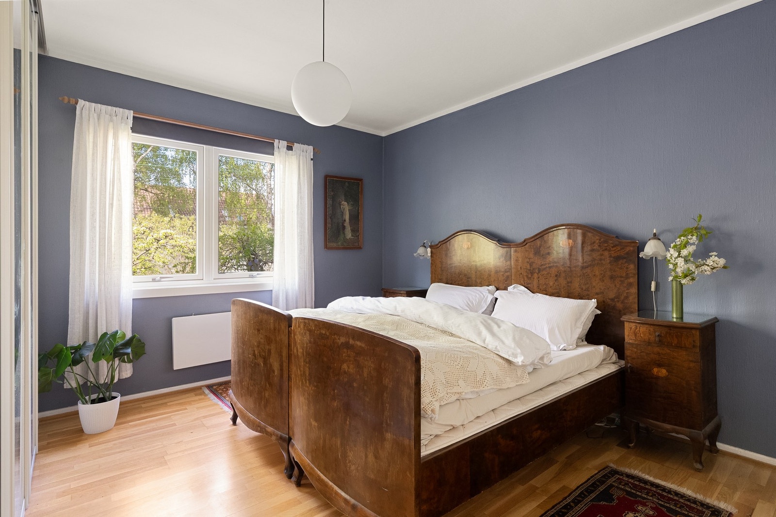 Hovedsoverom med god plass og stor skyvedørsgarderobe. Galleribilde