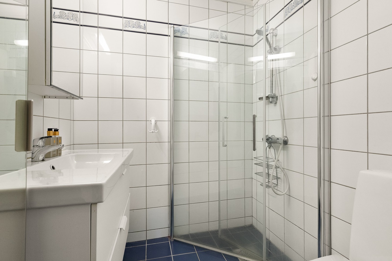 Bad nummer 1 fra 1986 med flislagte overflater og gulvvarme. Galleribilde