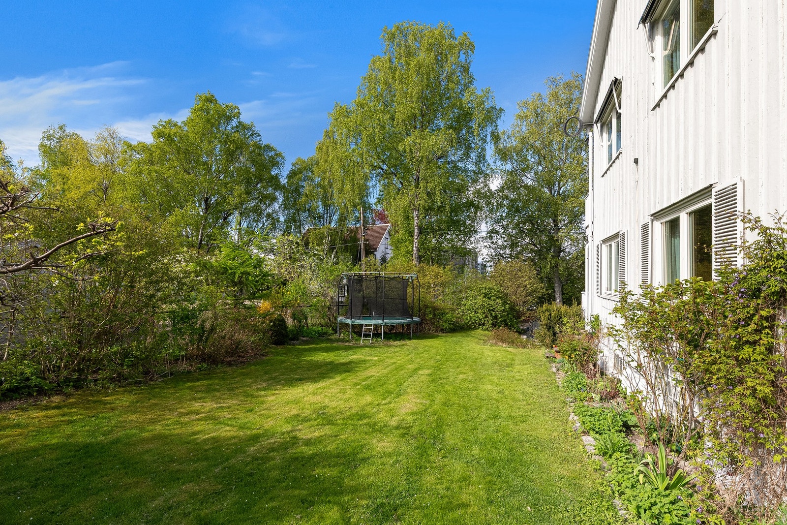 Her ligger alt til rette for lek, grilling og hyggelige sommerdager. Galleribilde