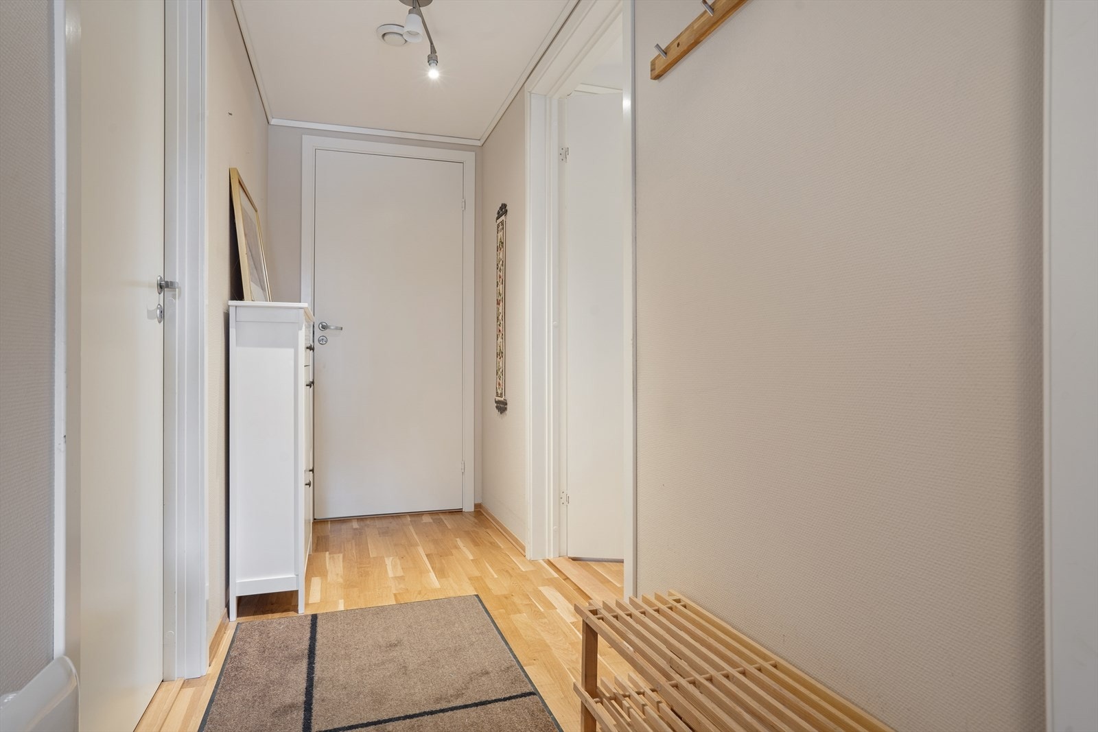 Innbydende gang som måler 3,9 kvm. Her har man god plass til å henge fra seg yttertøy. Galleribilde