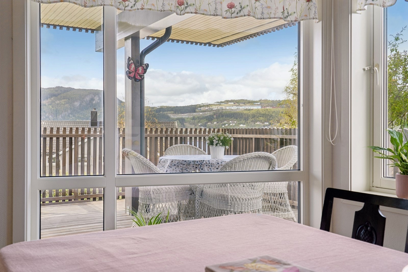 Fra stue/spisestue er det direkte utgang til leilighetens terrasse. Galleribilde