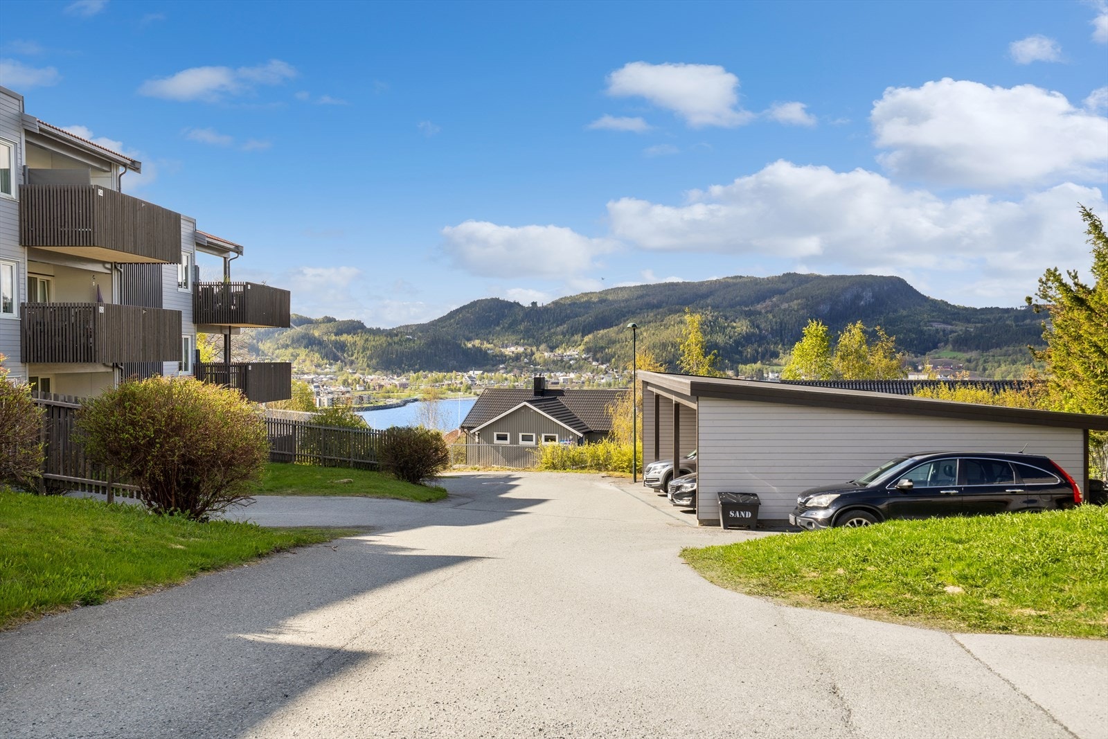 Fotasvingen 56 ligger i et rolig og flott boligområde i Hommelvik, Malvik kommune - kun en kort kjøretur fra Trondheim. Galleribilde