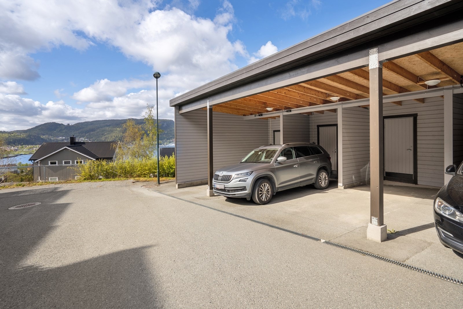 Egen carport og biloppstillingsplass ved fellesområdet. Mulighet for El-bil lader. Bod i carport. Galleribilde
