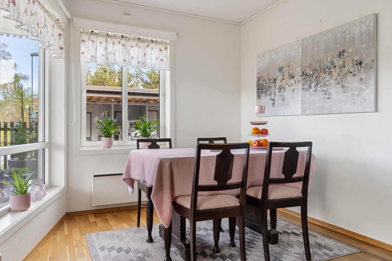 Spisestuen er naturlig integrert i den åpne løsningen, med god plass til et fullt spisebord - perfekt for både hverdagsmåltider og gjestemiddager. Galleribilde