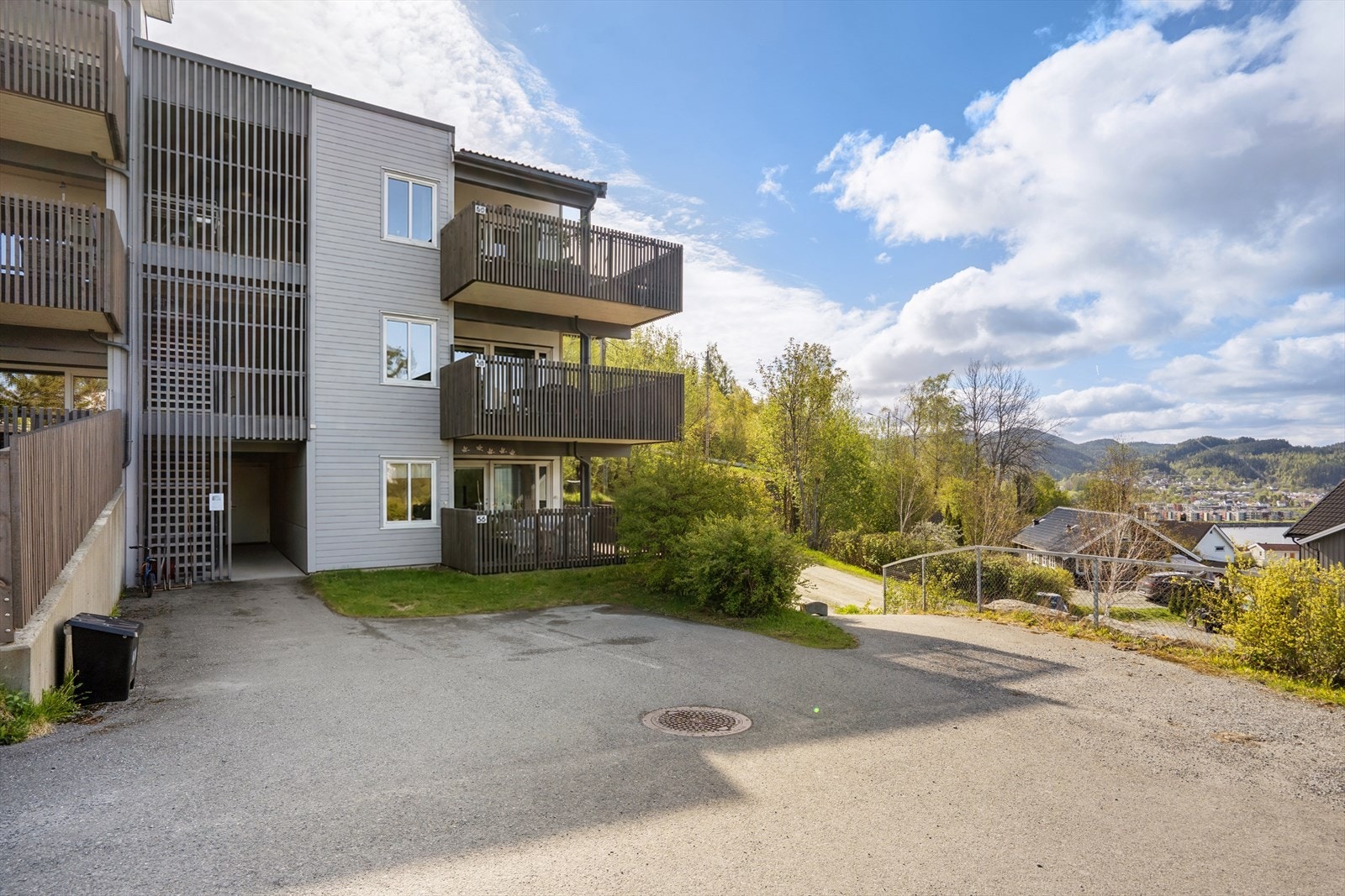 Området byr på gode solforhold gjennom store deler av dagen, og er omgitt av flotte turmuligheter i skog og langs fjorden. Galleribilde