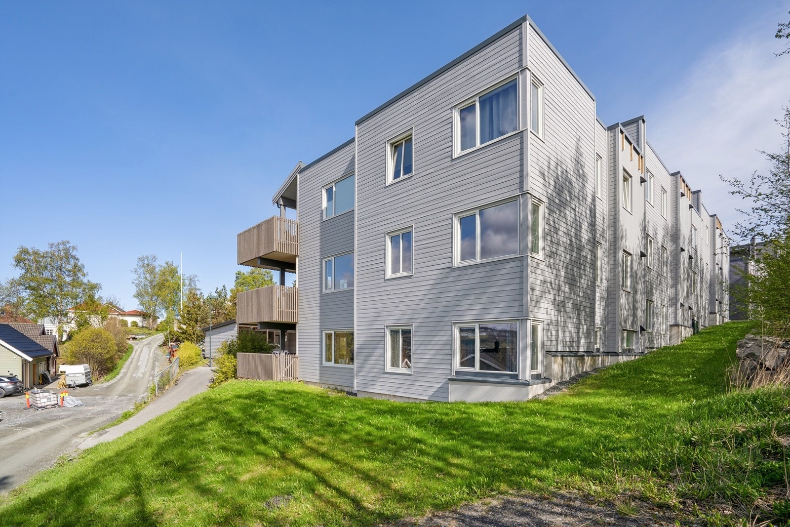 En flott 3-roms hjørneleilighet i 1. etasje med gjennomtenkt planløsning, gode solforhold og nydelig utsikt. Galleribilde