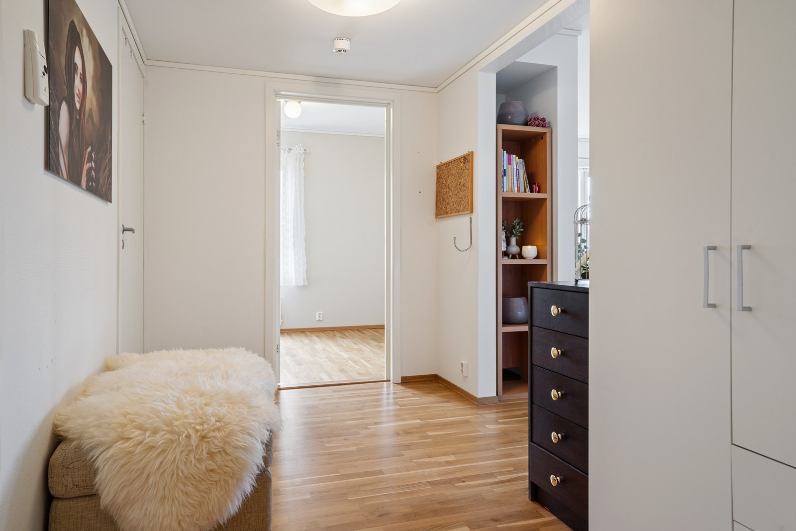 Entrè måler 7 kvm og har godt med plass til oppheng og oppbevaring, I tillegg til 2 boder. Galleribilde