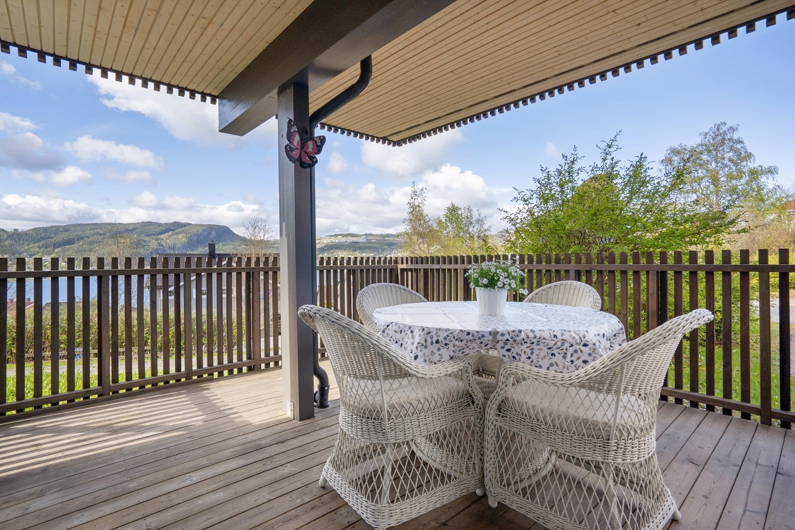 Solrik overbygd terrasse som måler hele 15,5 kvm. Flott utsikt mot Trondheimsfjorden. Galleribilde