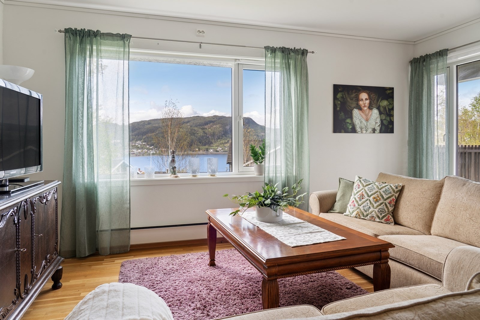 Flere store vindusflater gir rikelig med naturlig lys. I tillegg til nydelig utsikt fra alle vinduer. Galleribilde