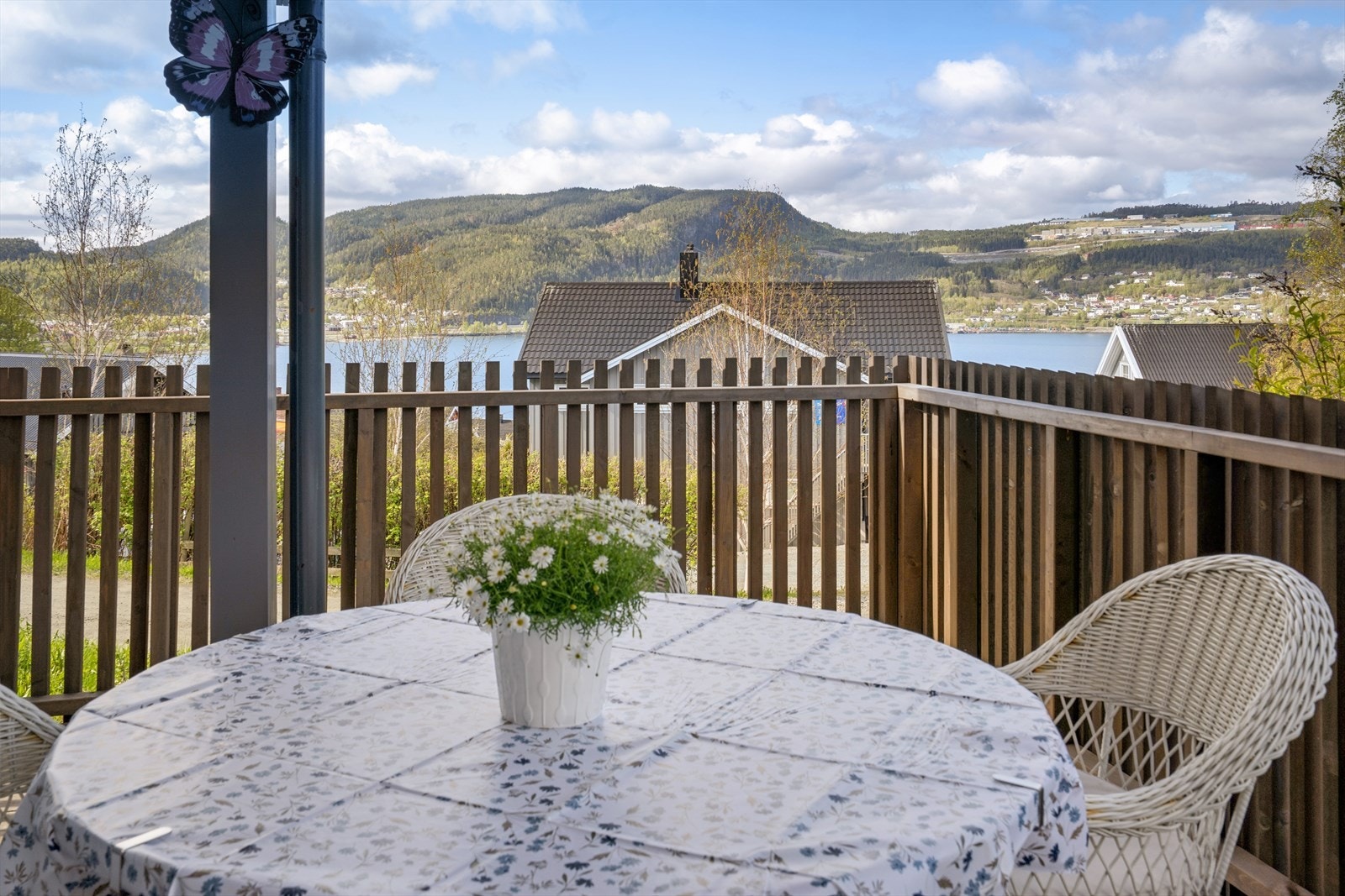 En herlig forlengelse av stuen med god plass til både sittegruppe og grill. Galleribilde