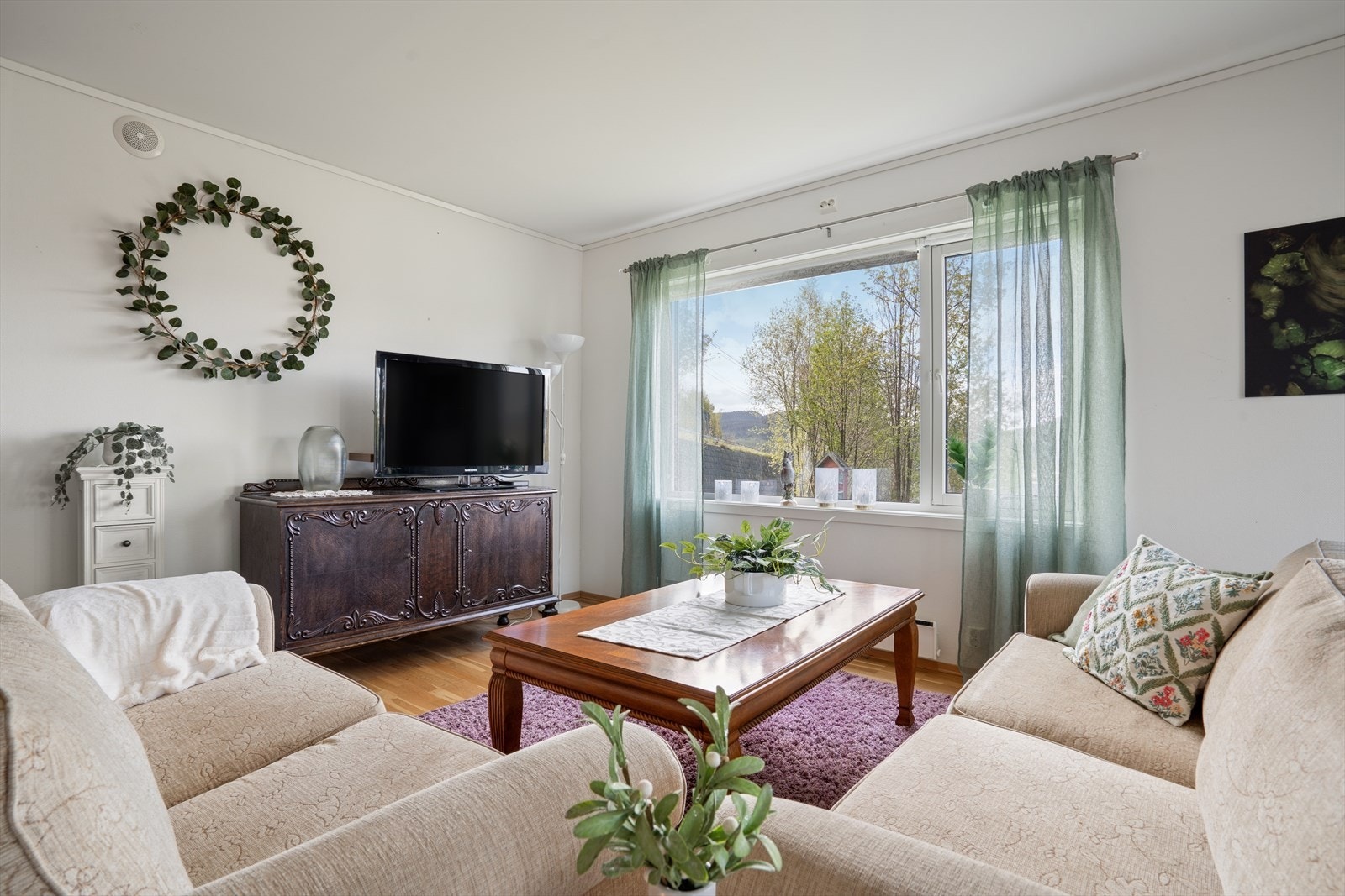 Stue/kjøkken måler omtrent 33,5 kvm og har plass til både sofa og spisegruppe. Galleribilde