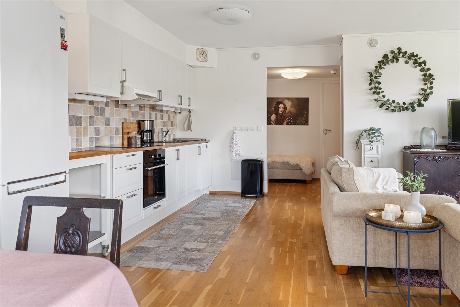 Den åpne planløsningen gir god plass til både avslapning og sosiale soner. Galleribilde