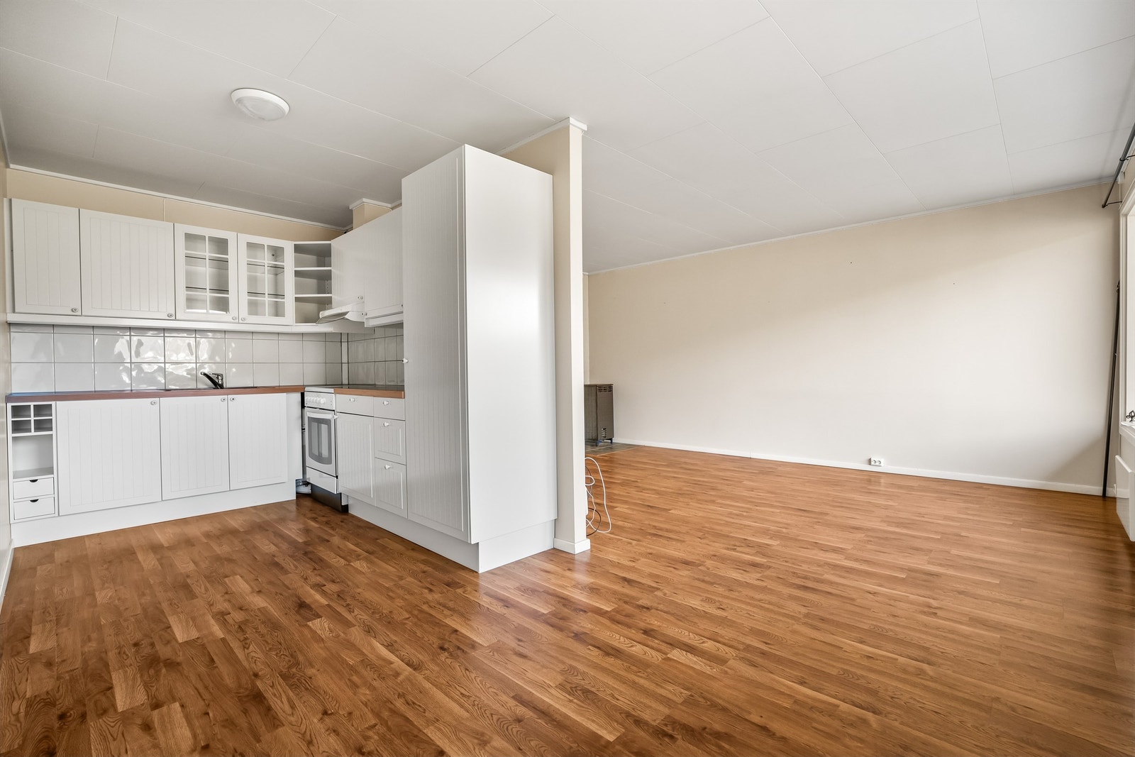 Stuen og kjøkkenet danner en åpen og sosial sone, med god plass til både spisebord og sofagruppe. Galleribilde