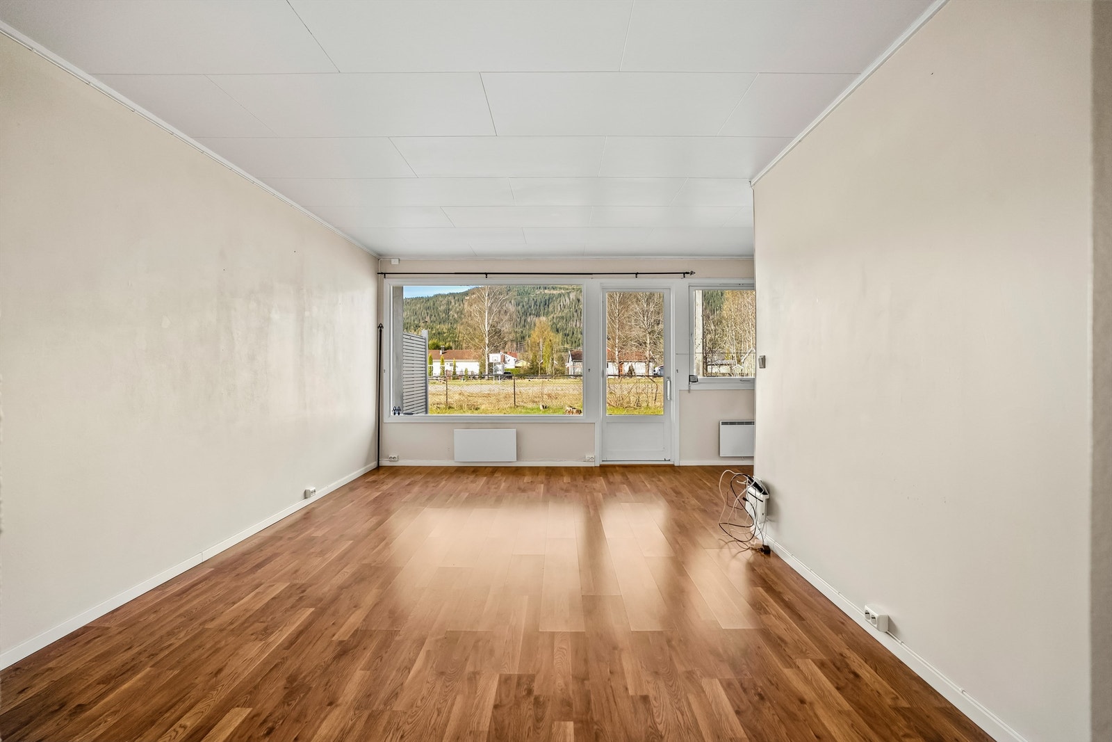 Gode vindusflater og terrassedør gir godt med lys og en fin forbindelse til uteområdet. Galleribilde