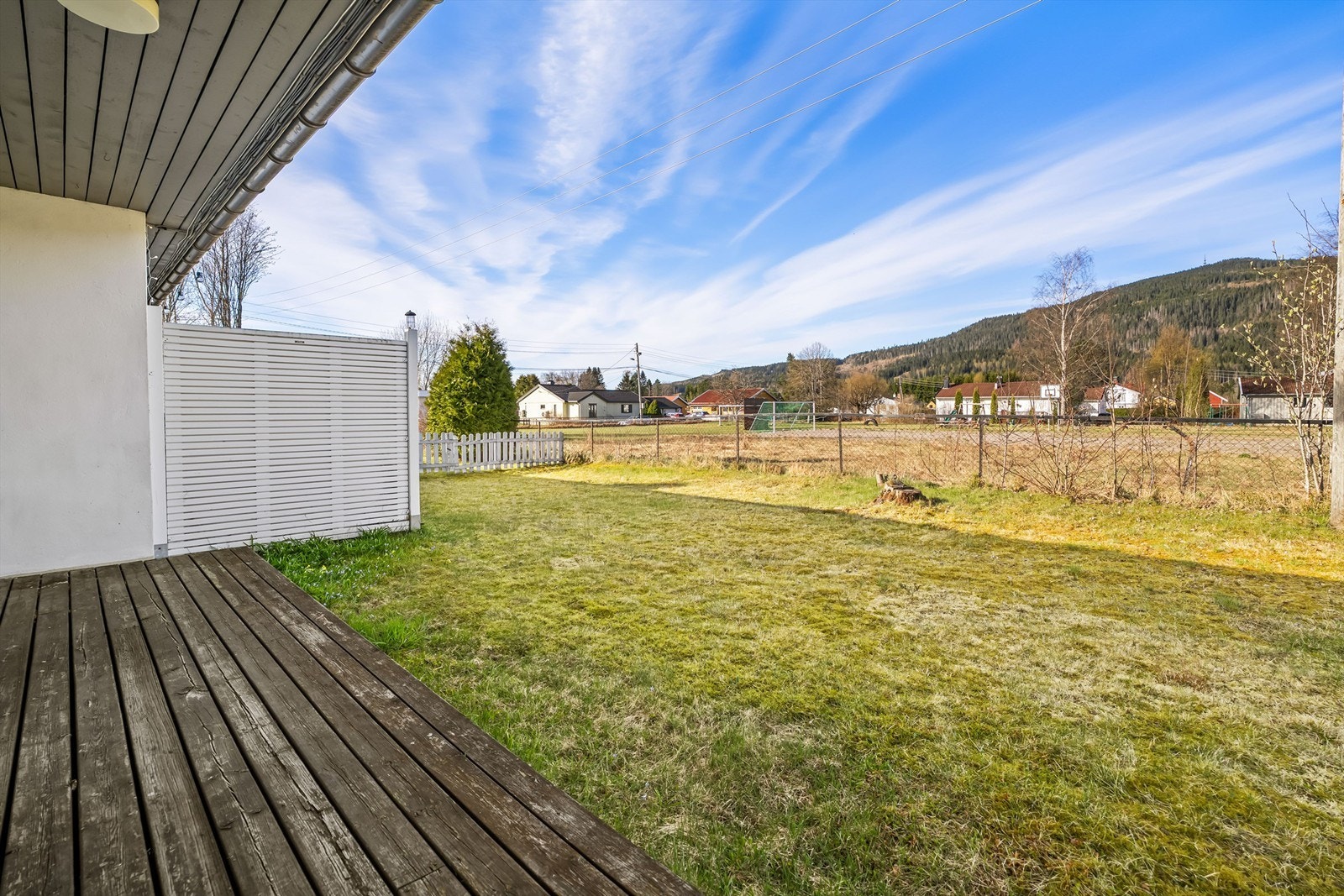 Fra stuen kommer du rett ut på en delvis overbygget terrasse med gode solforhold og plass til en sittegruppe. Galleribilde