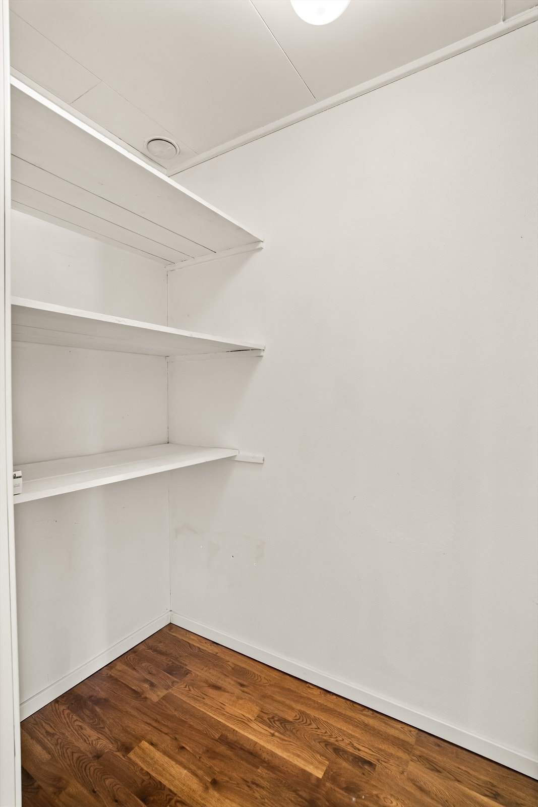 Boden gir ekstra, verdifull lagringsplass i leiligheten. I tillegg til den innvendige boden, disponerer leiligheten også en utvendig bod på 3 kvm. Galleribilde