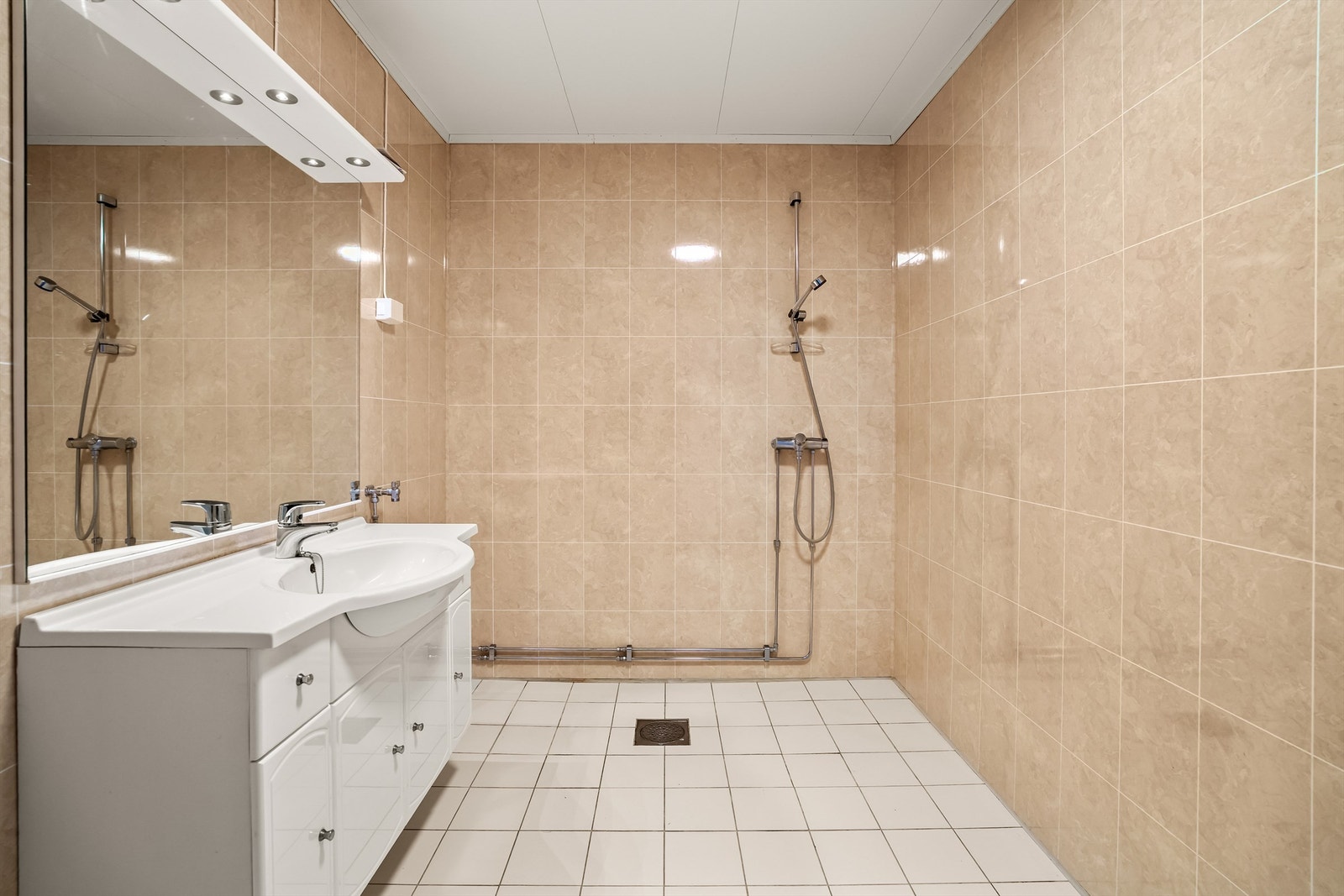 Badet er innredet med servant, speil med belysning og har opplegg for vaskemaskin. Galleribilde