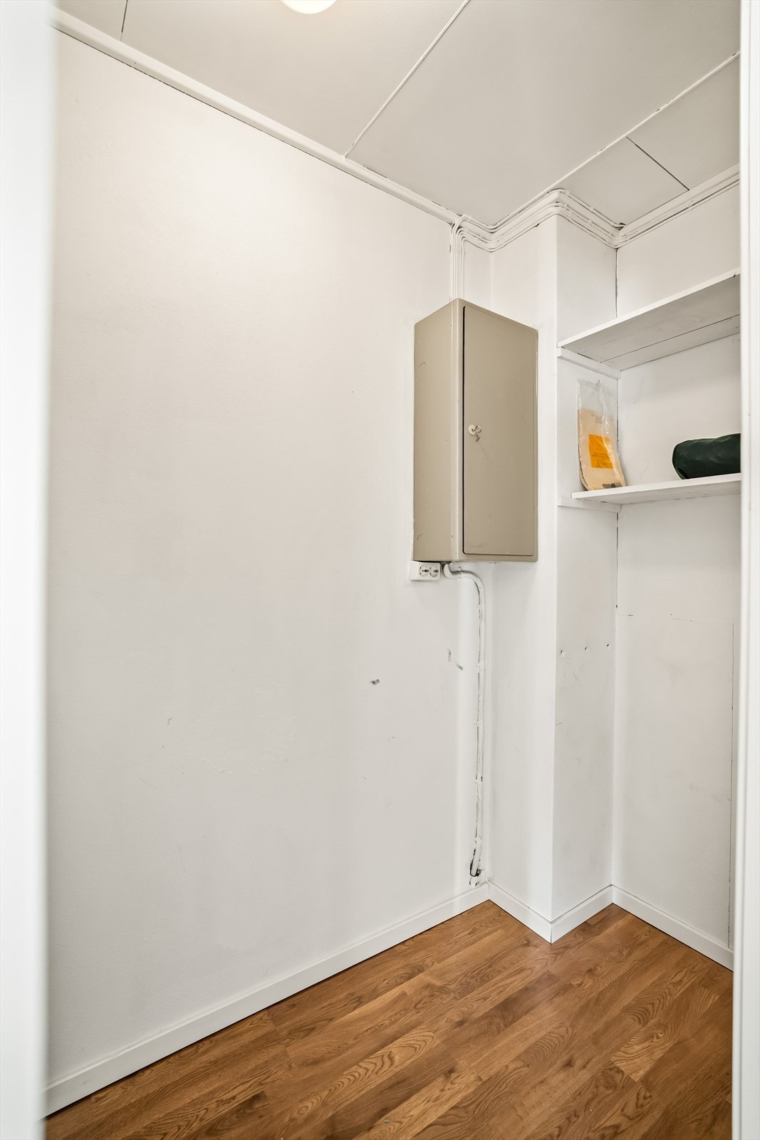 Leiligheten har en praktisk innvendig bod. Her er også sikringsskapet plassert. Galleribilde