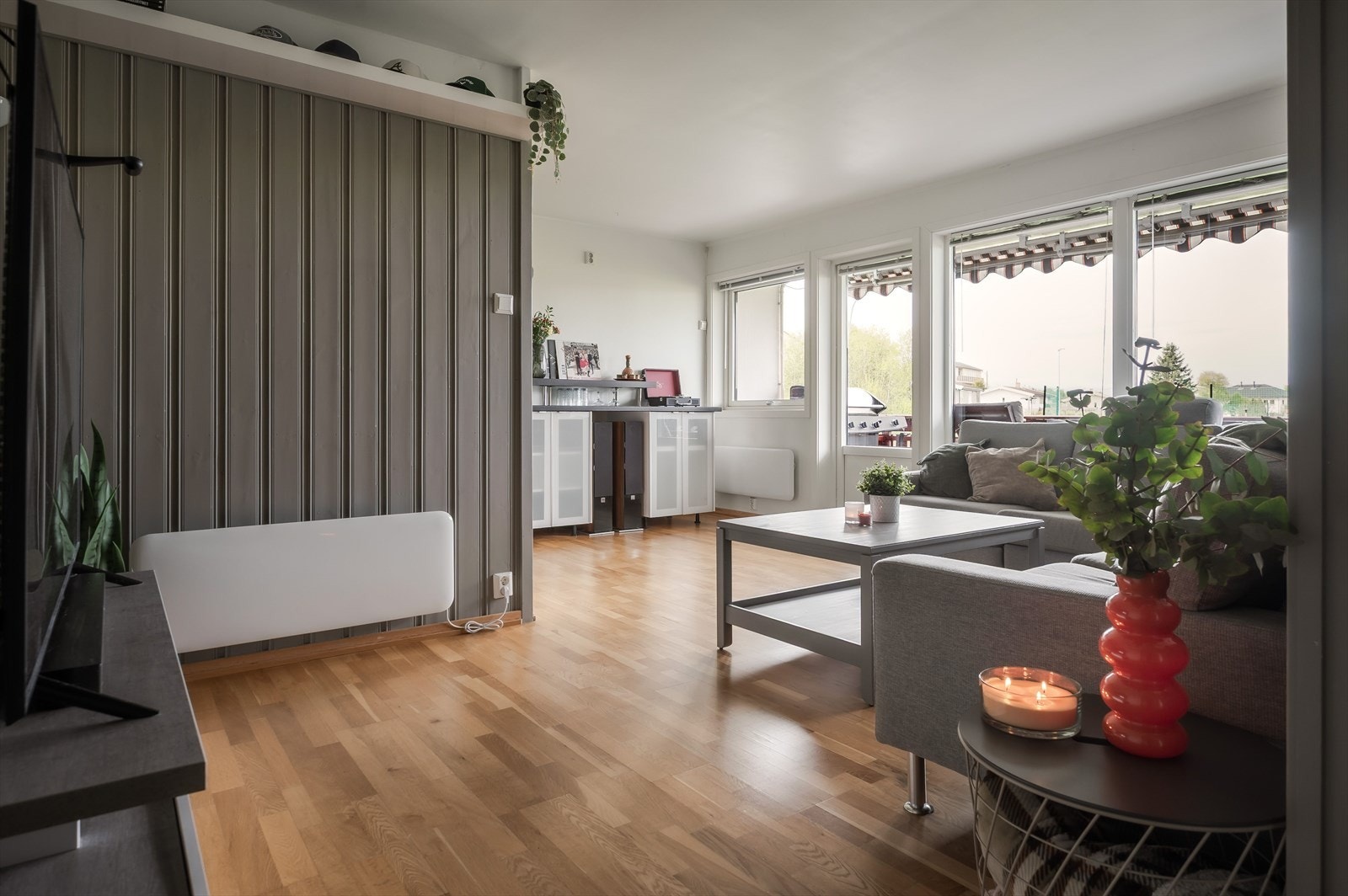 Store vindusflater gir godt med naturlig lysinnslipp. Galleribilde