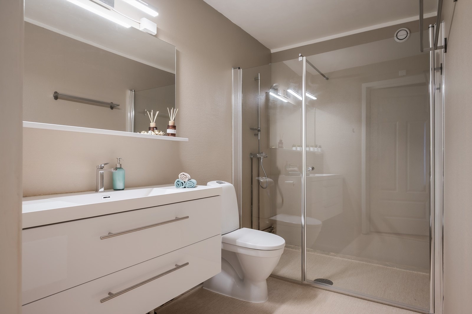 Badet er fra byggeår, med enkelte oppgraderinger av innredning og sanitærutstyr utført i 2023. Samme år ble badet malt med våtromsmaling. Galleribilde