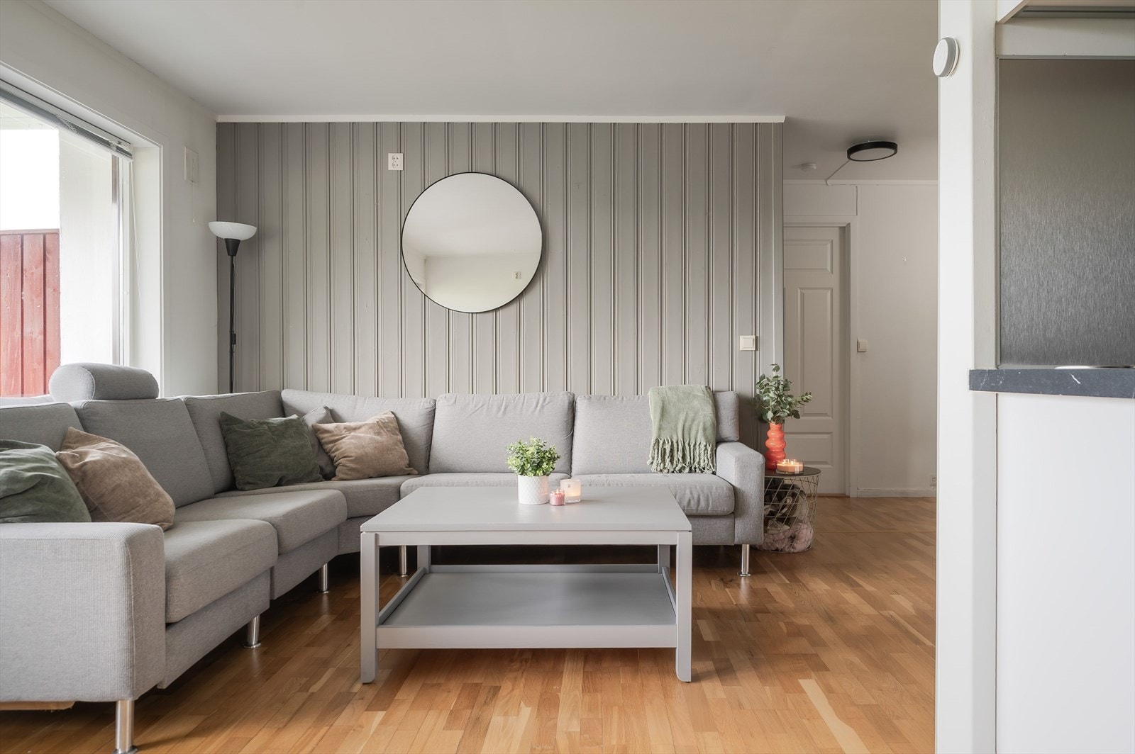 Innvendige overflater består av malte himlinger, vegger med malt panel, samt gulv belagt med parkett. Galleribilde