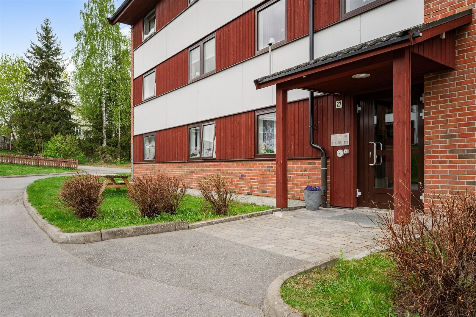 Det er adkomst til leiligheten via felles oppgang med tilhørende callinganlegg. Galleribilde