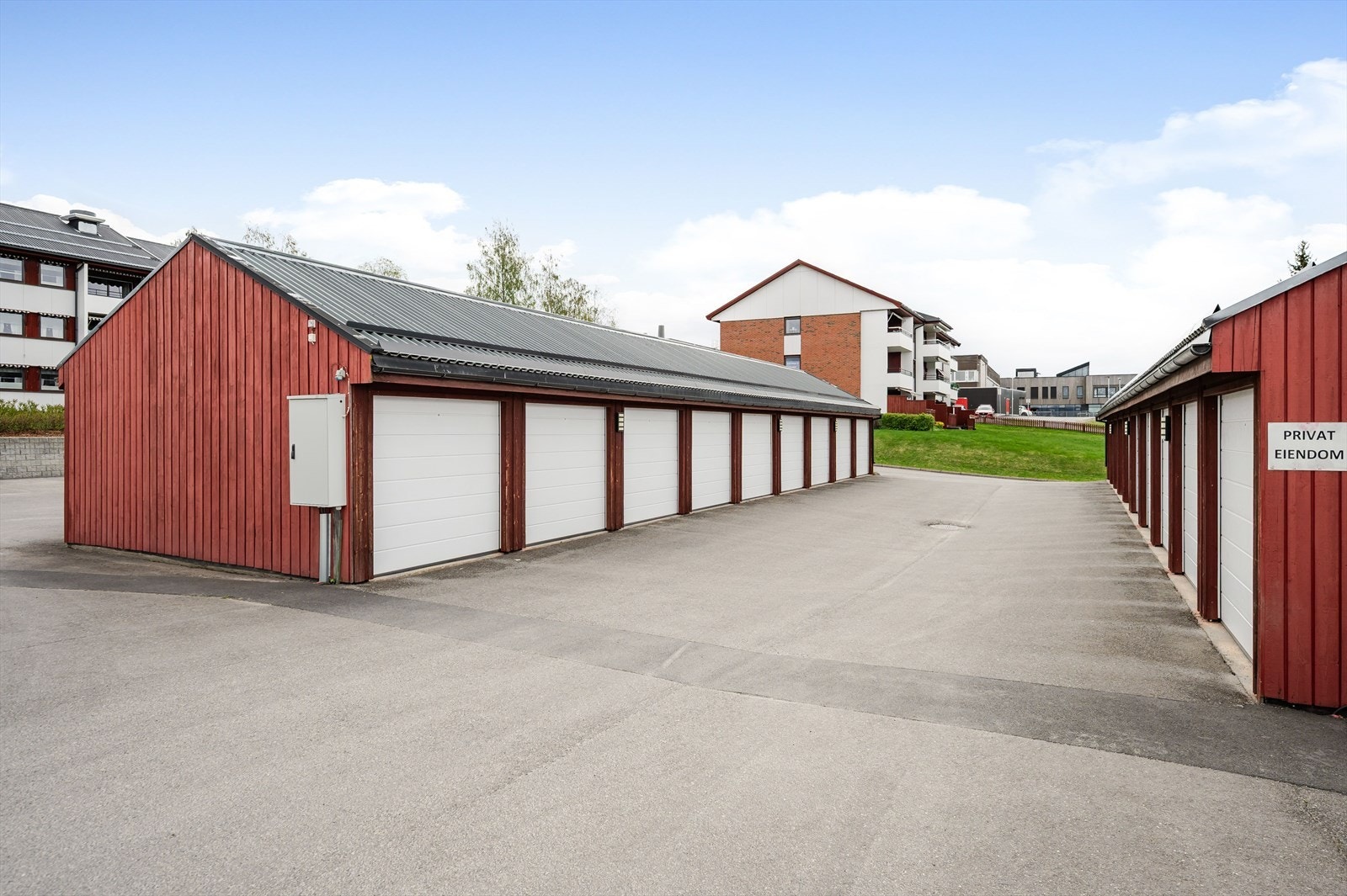 Til leiligheten medfølger det garasjeplass i felles garasjerekke. Galleribilde