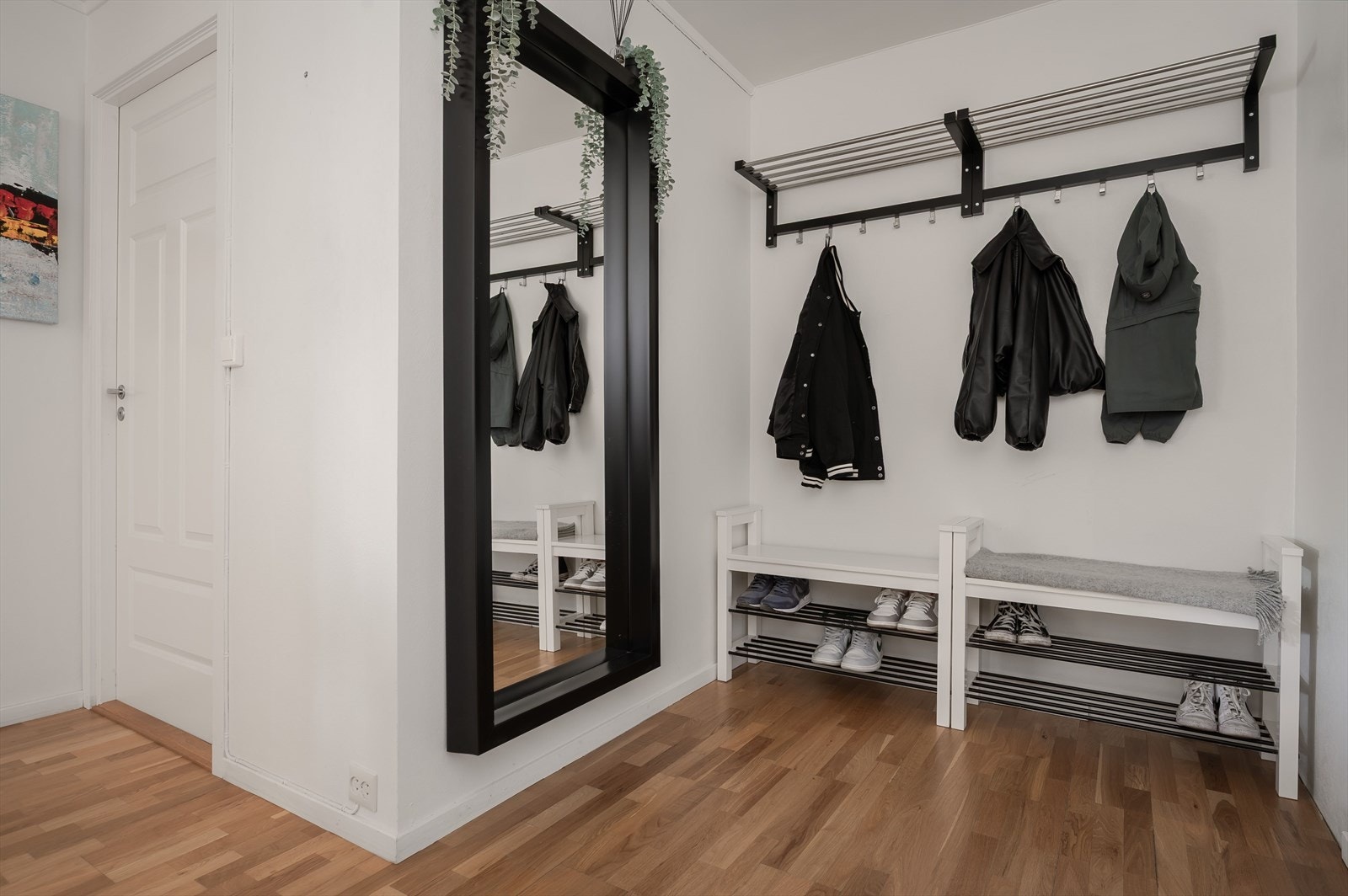 Entreen er er romslig med god plass til både sko og jakker Galleribilde