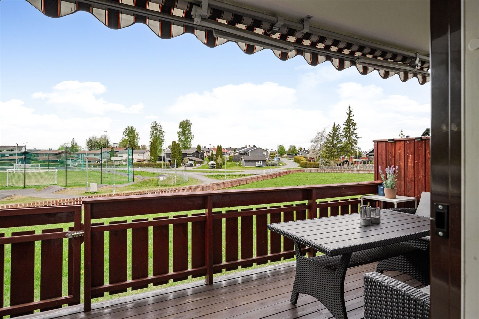 Fra stuen er det utgang til vestvendt terrasse på ca. 12 m² med gode solforhold utover dagen. Galleribilde