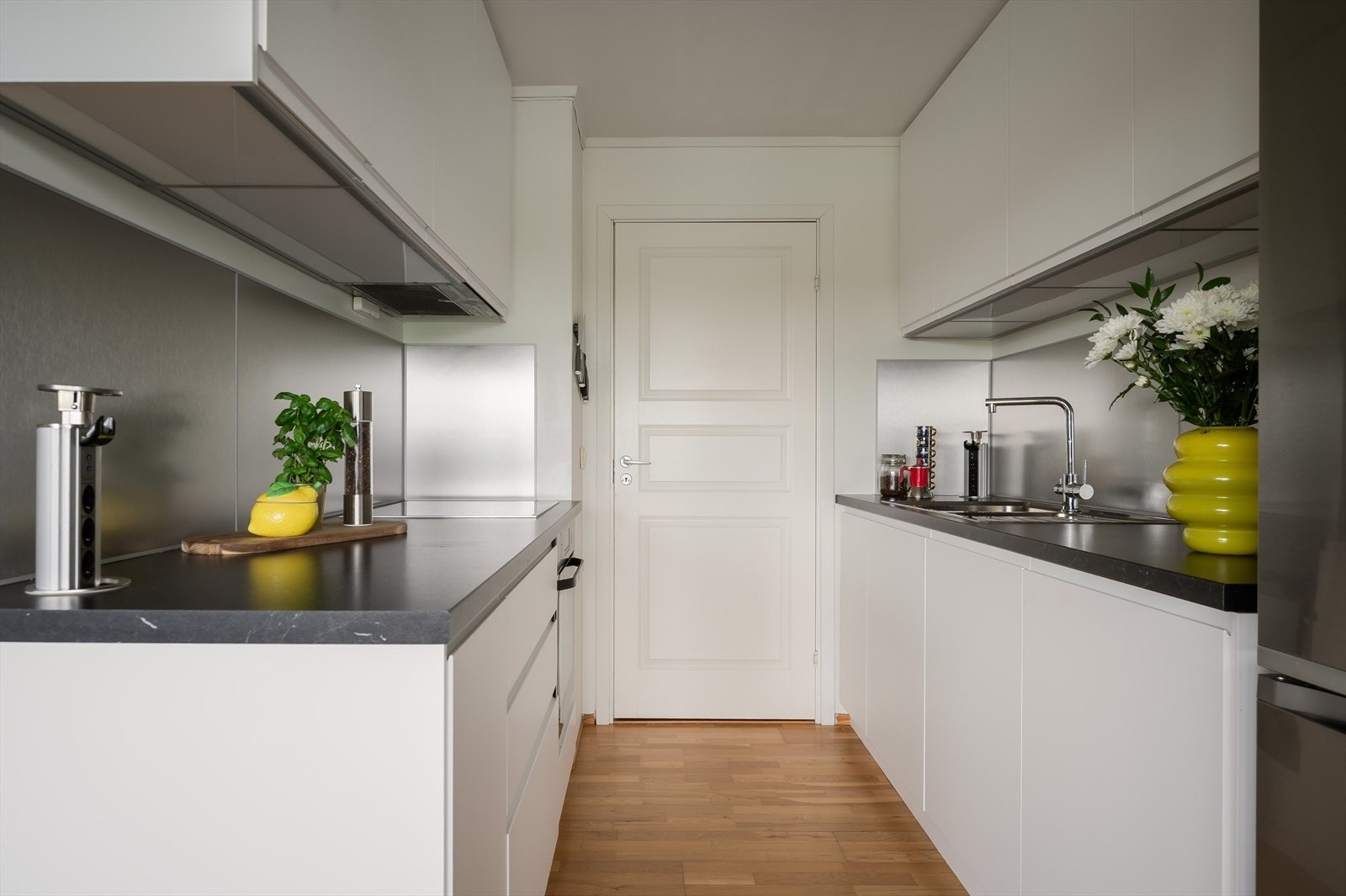 Kjøkkenet har IKEA-innredning fra 2021 med glatte fronter og laminat benkeplate, som gir et moderne og funksjonelt uttrykk. Galleribilde