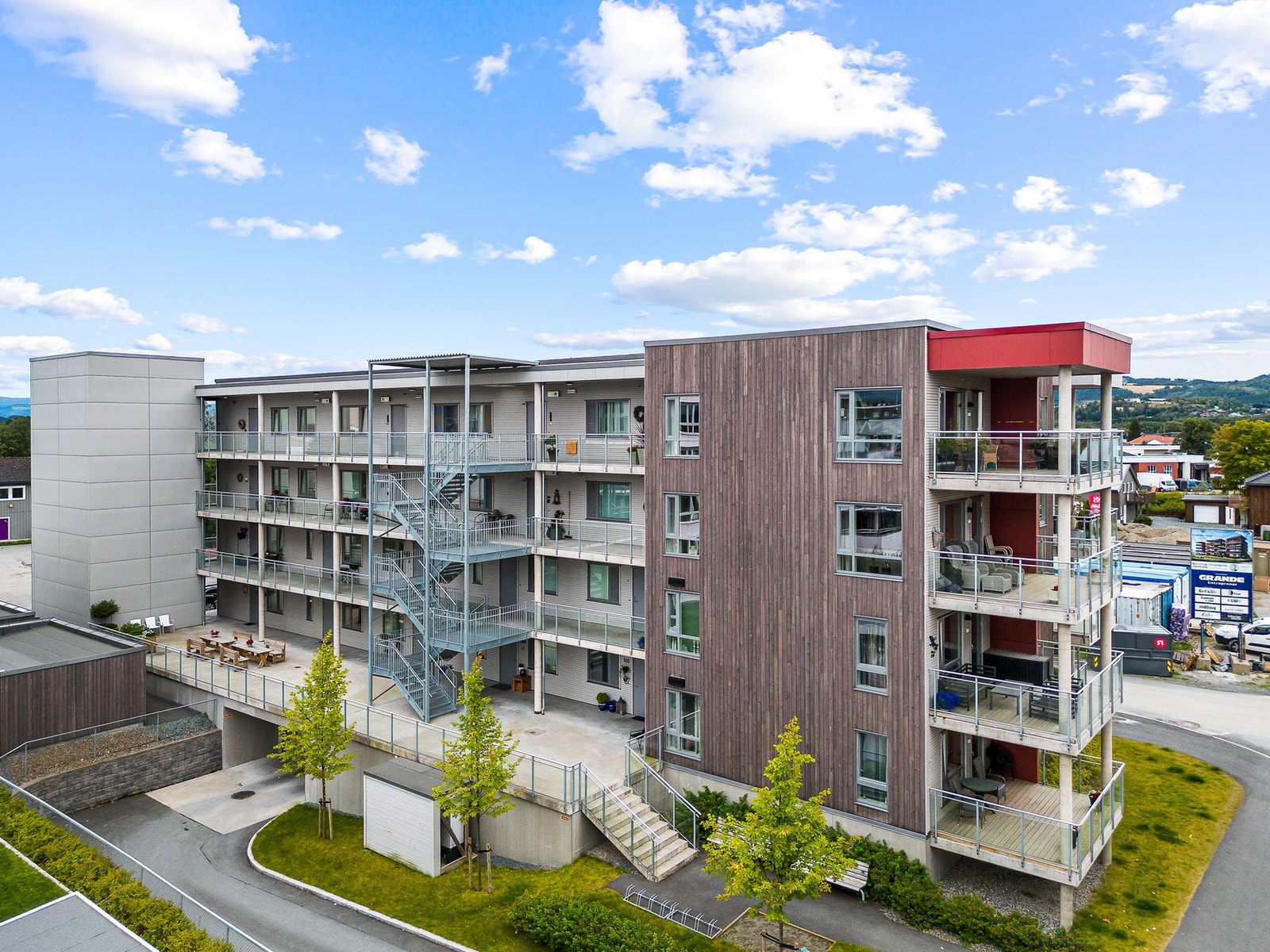 Flott fellesområde i første etasje og nedkjøring til parkeringskjeller. Galleribilde