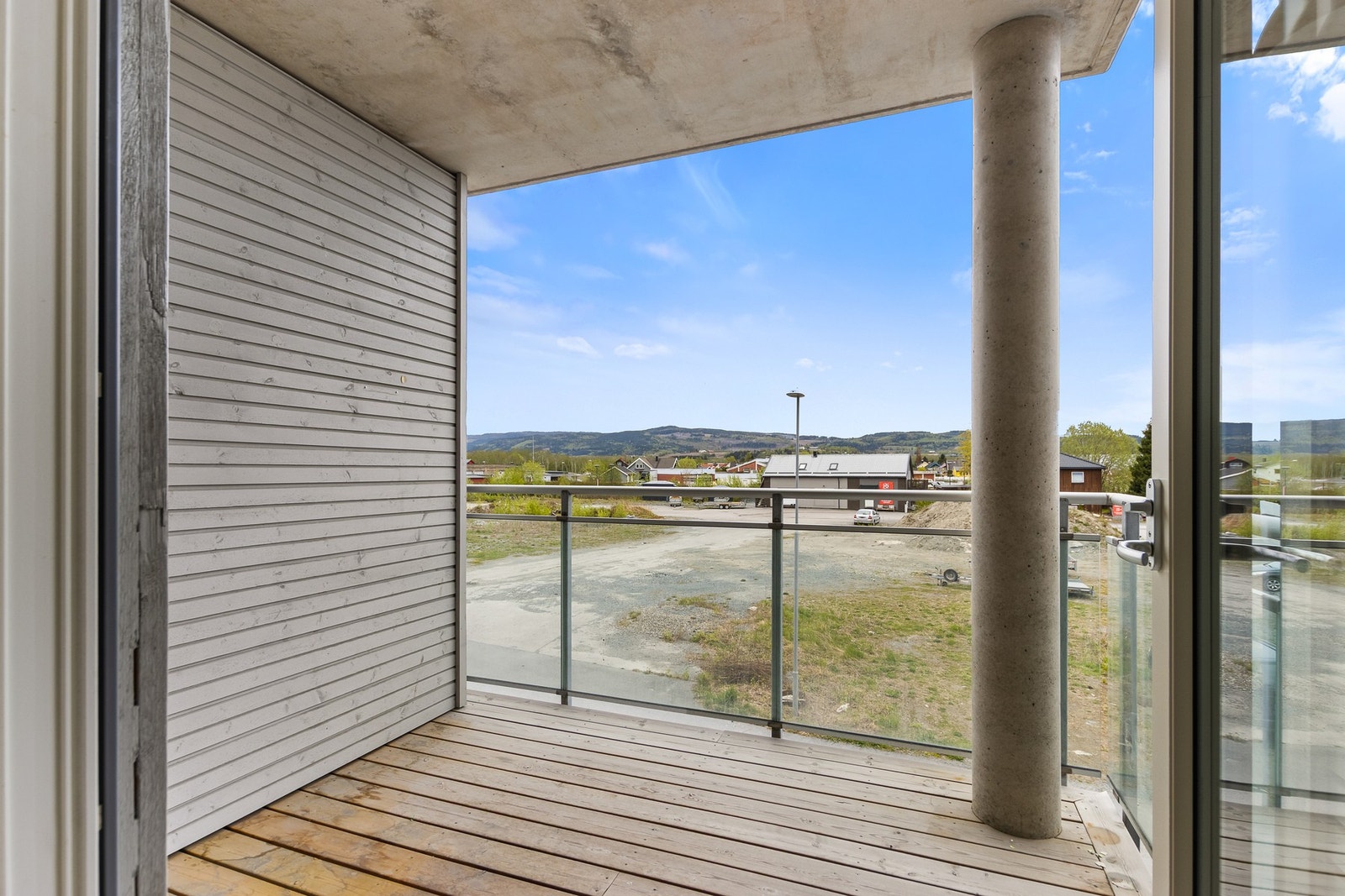 Utsikt fra veranda. Sørvendt og solrik beliggenhet. Galleribilde
