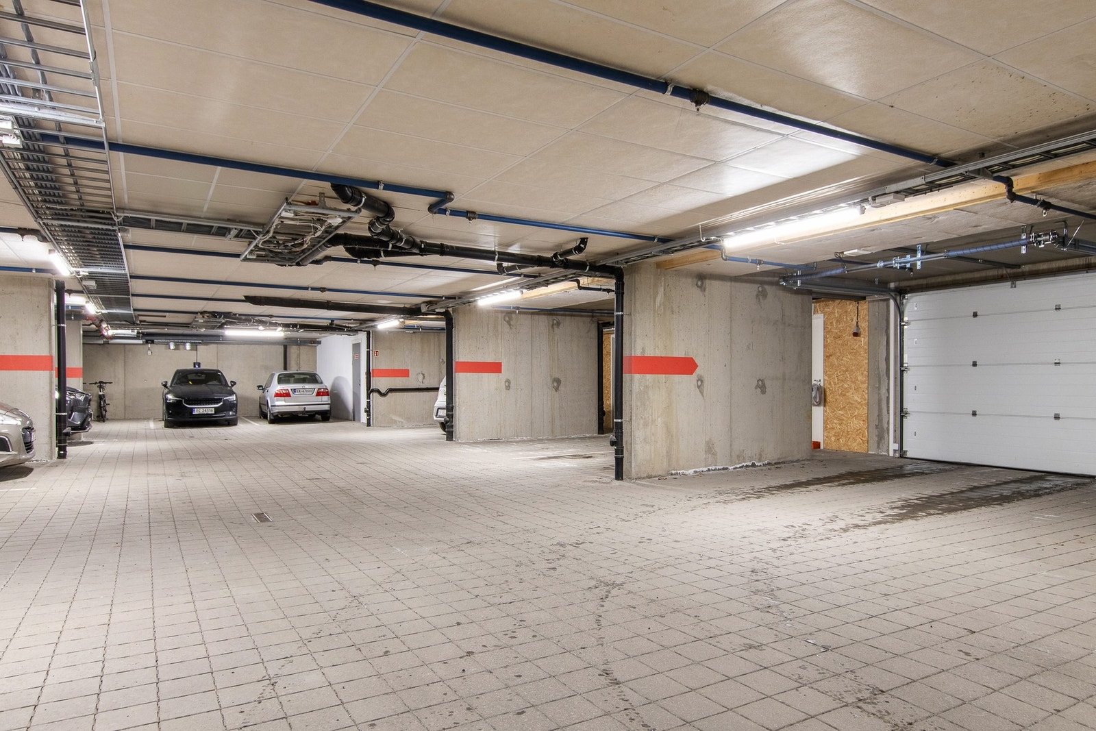 Parkeringsplass i kjeller. Galleribilde