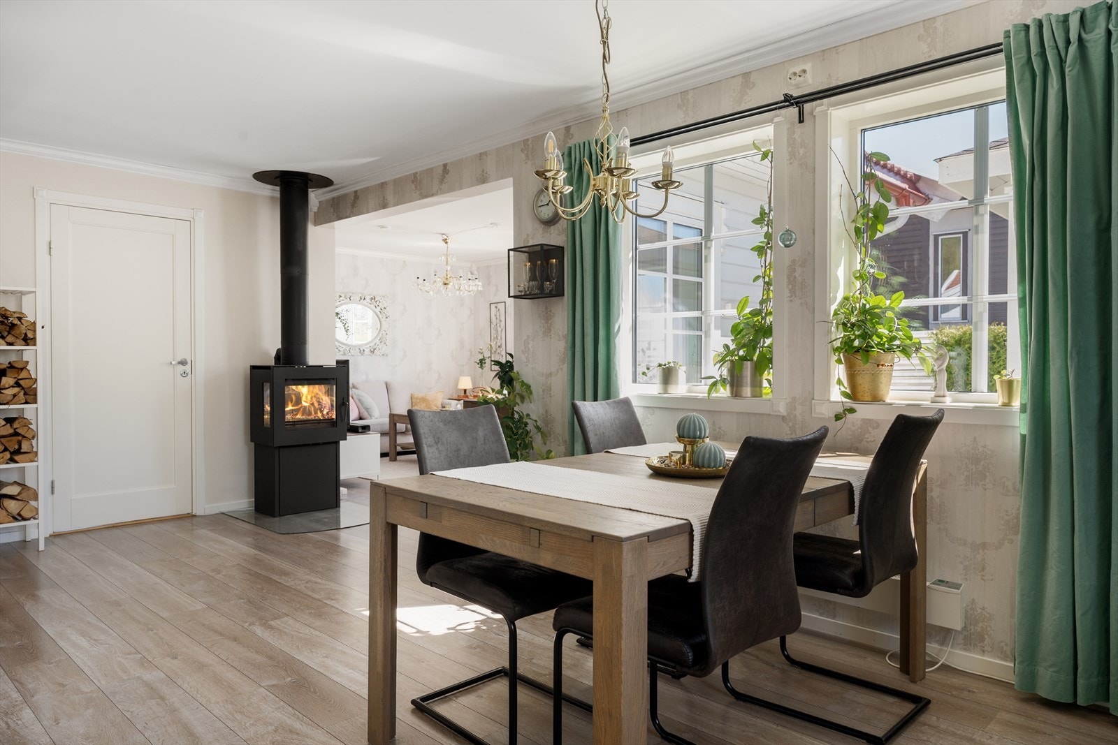 Spisestuen er plassert sentralt i den åpne sonen, med nærhet til både kjøkkenet og stuen. Galleribilde