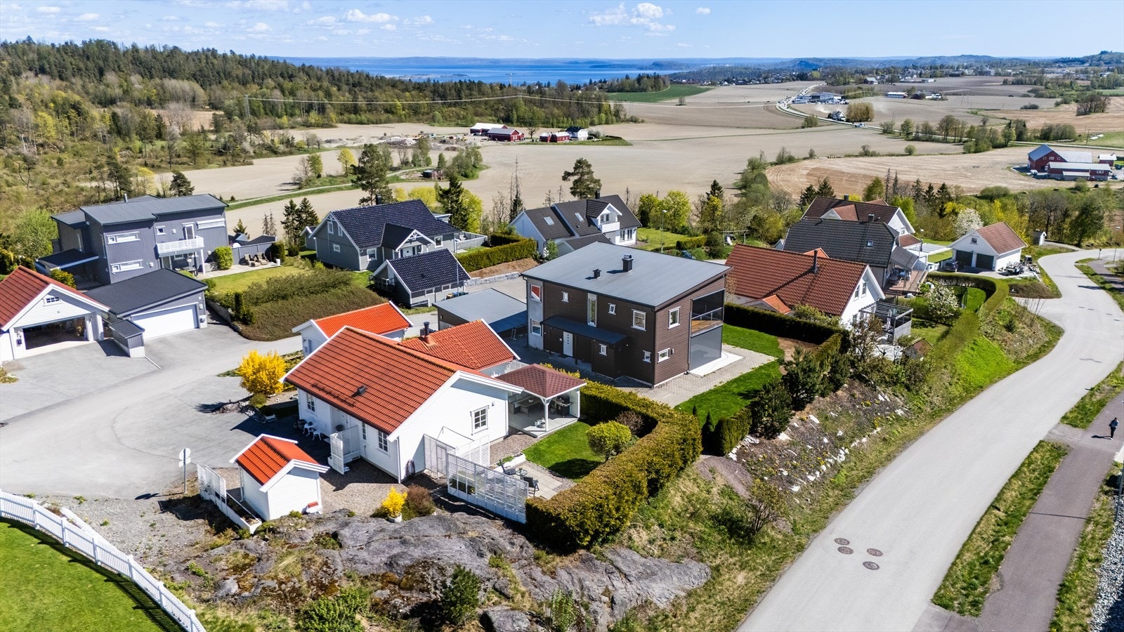 Holmestrand sentrum med alle servicetilbud, samt den nye jernbanestasjonen, er kun en kort kjøretur unna. Galleribilde