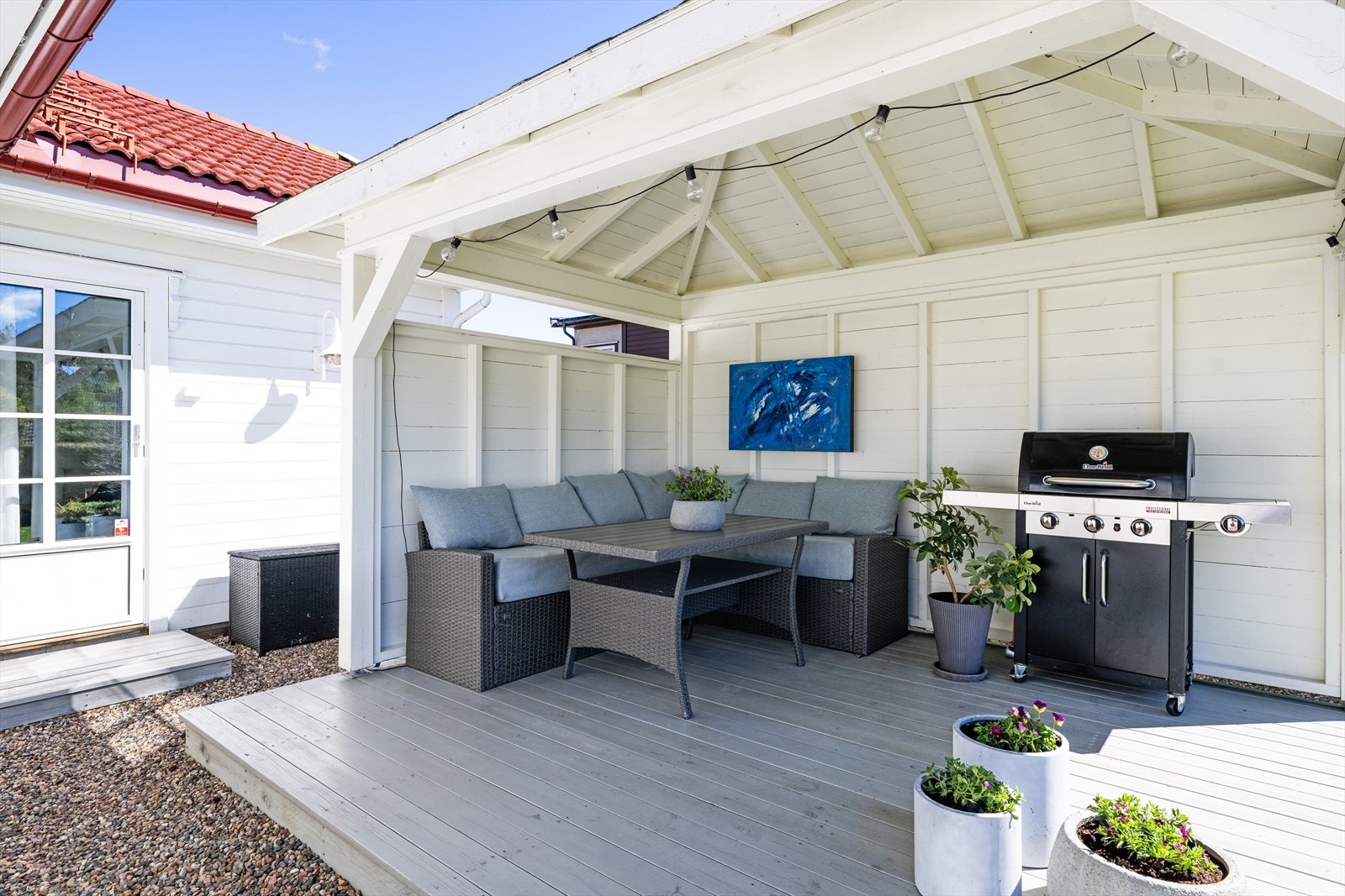 Paviljongen gir en overbygget uteplass med god plass til en romslig sittegruppe. Galleribilde
