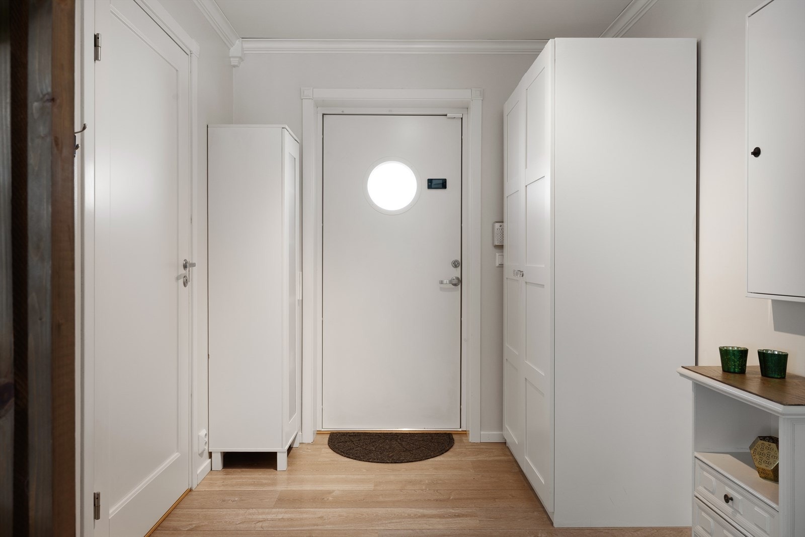 Hallen har god plass til oppbevaring Galleribilde