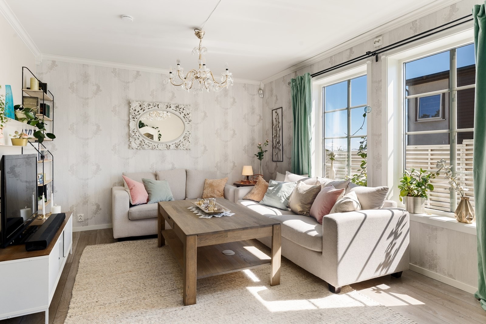 Stuen har plass til en romslig sofagruppe og får godt med dagslys fra vinduer med 2-lags glass fra byggeåret. Galleribilde