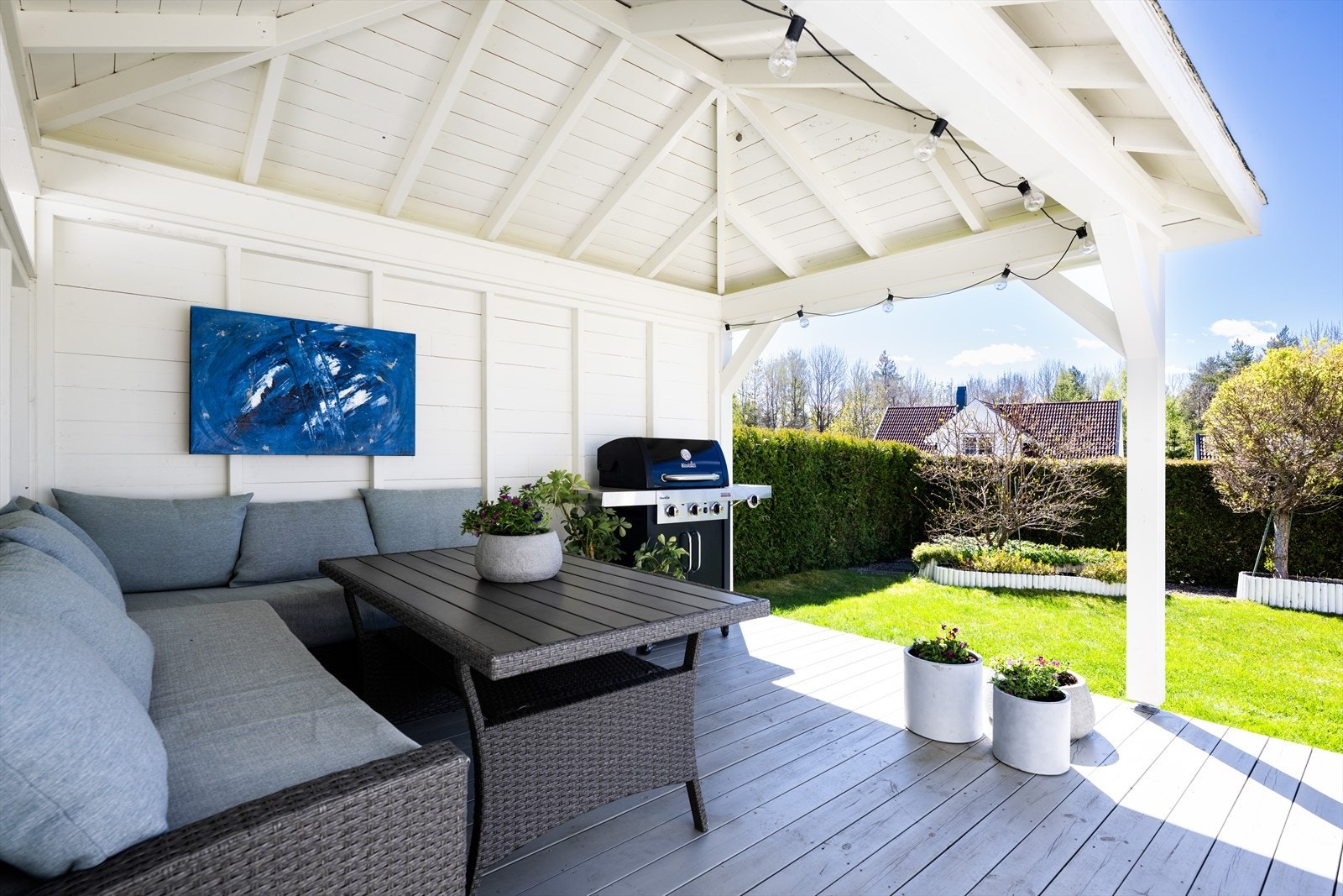Den usjenerte hagen har en paviljong fra 2022, som skaper en lun og sosial sone for lange sommerkvelder. Galleribilde