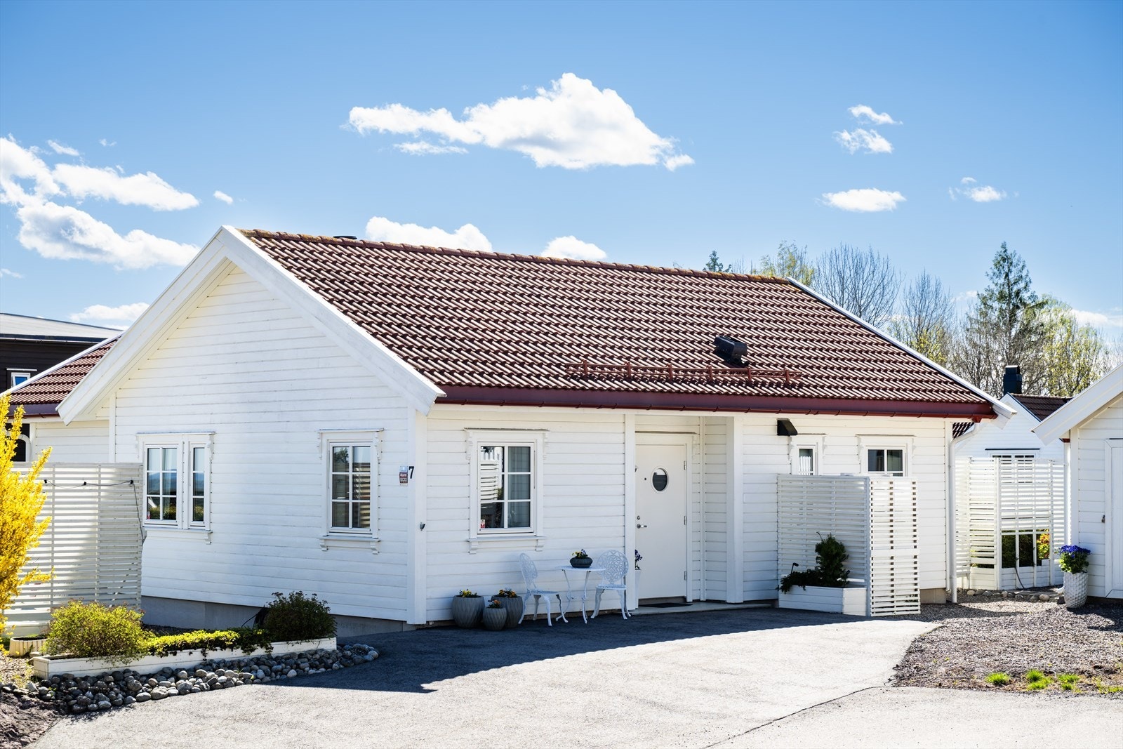 Dette er en lettstelt enebolig fra 2011, med alt på ett plan. Eiendommen inkluderer en romslig garasje fra 2013 med elektrisk portåpner. Galleribilde