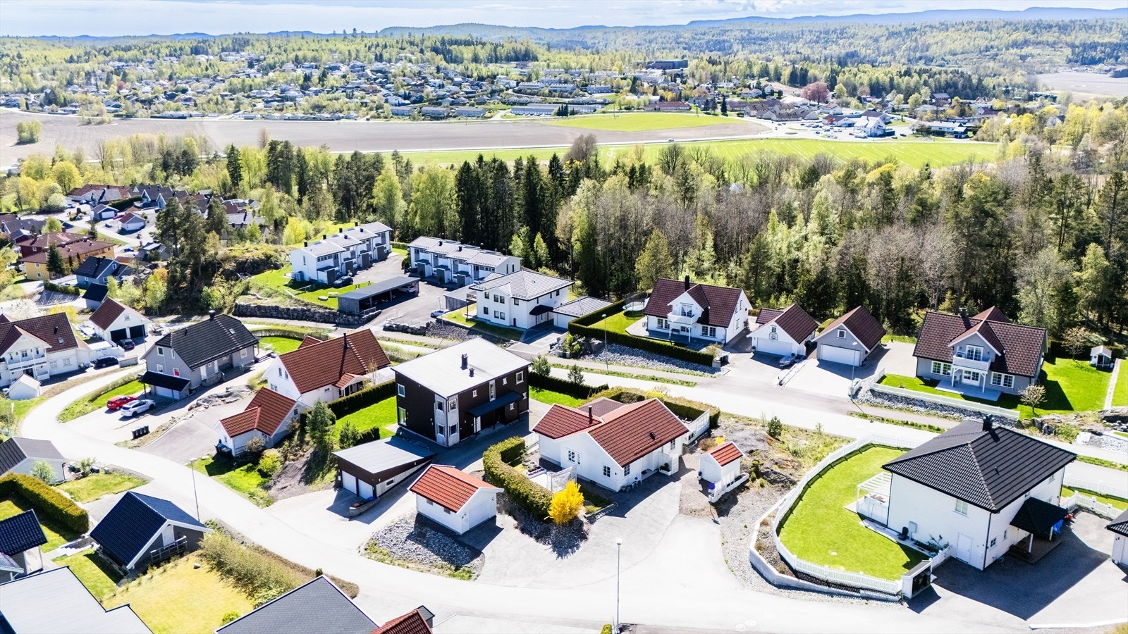 Fra eiendommen er det kort vei til avkjøring til E18, med ca. 20 minutter til Drammen og 17 minutter til Tønsberg. Galleribilde
