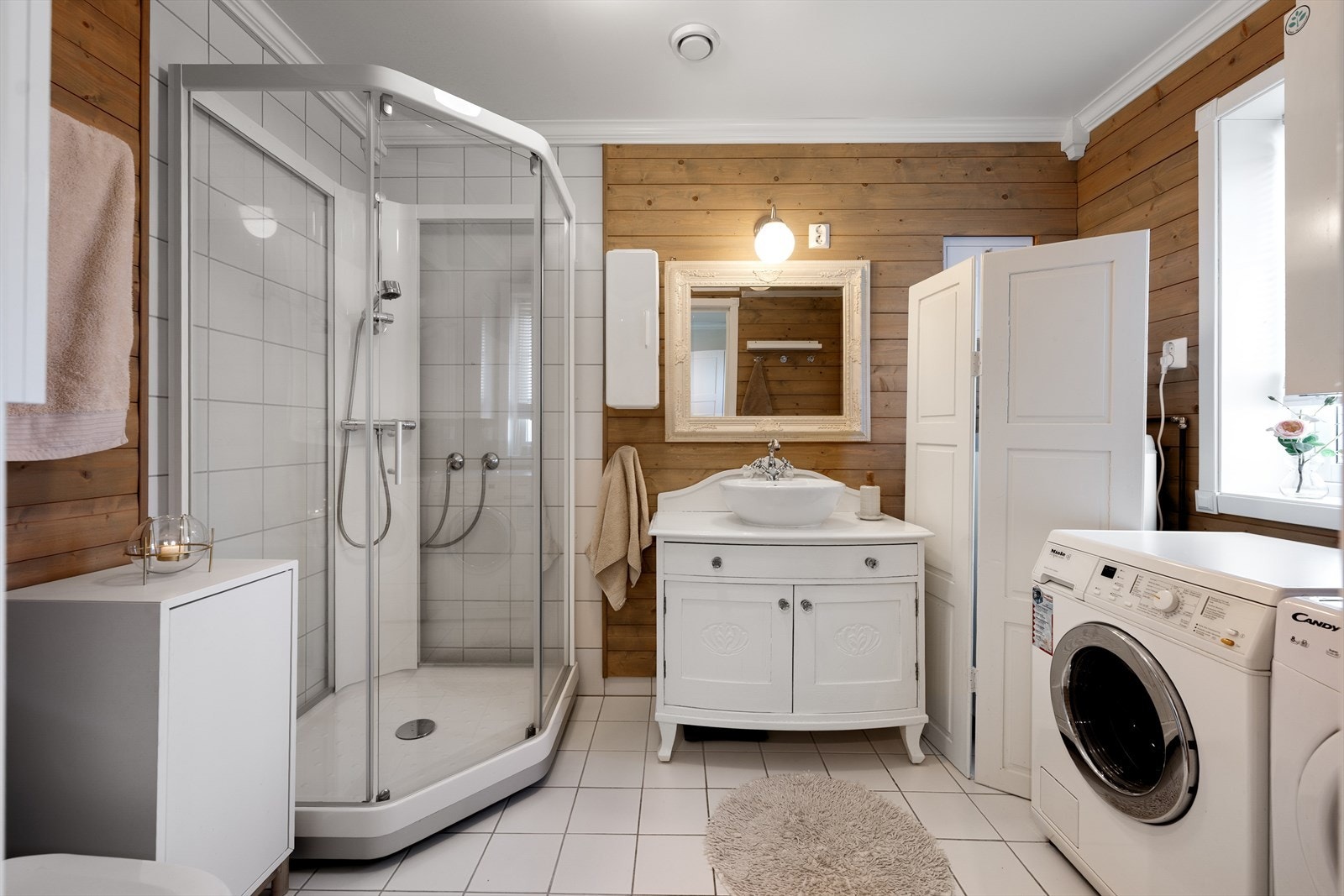 Badet er fra byggeåret 2011 og har flislagt gulv med varmekabler, samt opplegg for vaskemaskin. Galleribilde