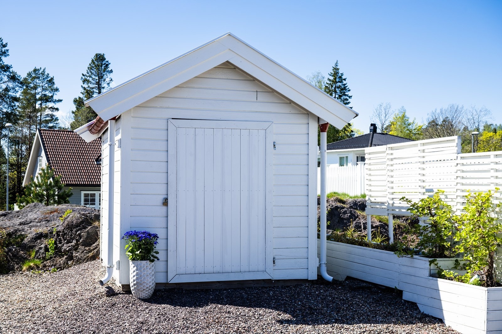 På tomten er det en praktisk utebod på ca. 6 m² for ekstra lagring. Galleribilde