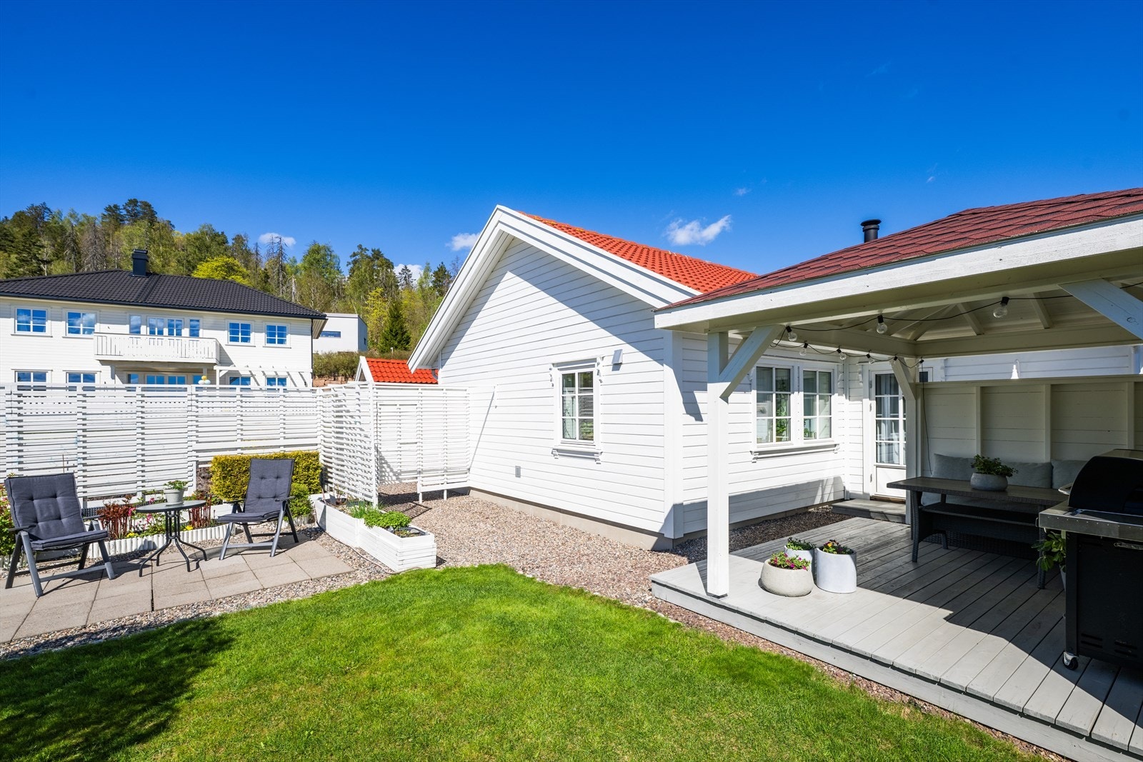 Eiendommen har flere solrike uteplasser, med en terrasseplatting mot vest og en mot øst. Galleribilde