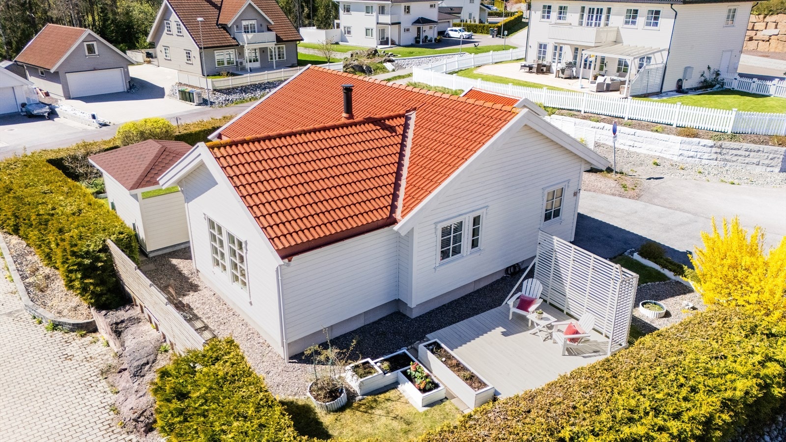 Tomten er opparbeidet med asfaltert gårdsplass, plen og beplantning, og har deler med naturtomtpreg. Galleribilde
